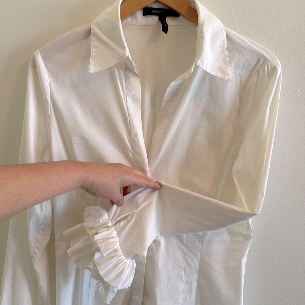 BCBG MAXAZRIA white blouse size medium with ruffle sleeve detail